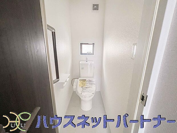 小窓を設置する事により明るく、通気性の良いトイレとなっております。中はゆとりのある大きさを確保しておりますので、ゆったりとお使い頂けます。 