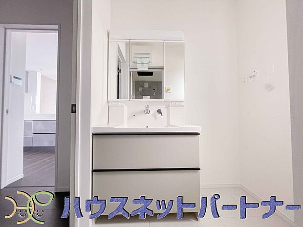 明るい清潔感のある洗面所は、鏡も大きくシンクが広々。朝の支度も楽にこなせます。