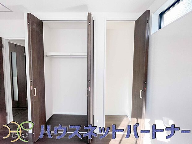 壁面クローゼットのメリットは、衣類が横一列に並ぶためひと目で洋服が選びやすいこと。衣類をたくさんお持ちの方も、限られたスペース内に無理なく収納することができます。