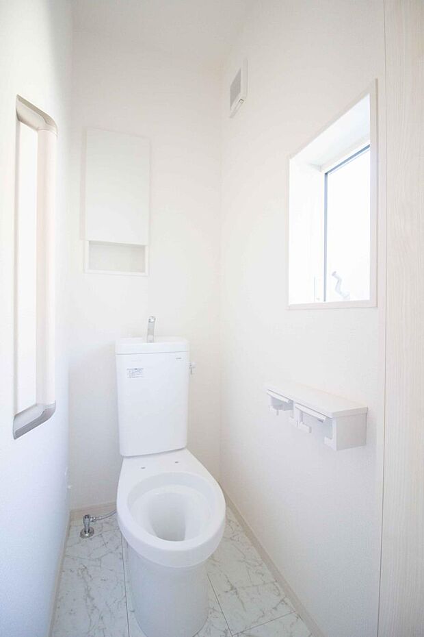 快適な生活を送るための必須アイテムとなった洗浄機能付トイレ。おしり洗浄、ビデ洗浄、暖房便座の3つの機能を標準装備しています