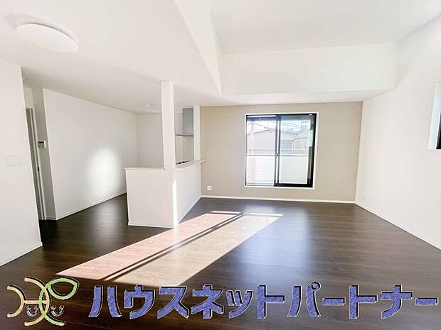 リビングは、食事スペースと寛げる場所設けてもまだ余裕の広さ。明るい光が照らしてくれます。