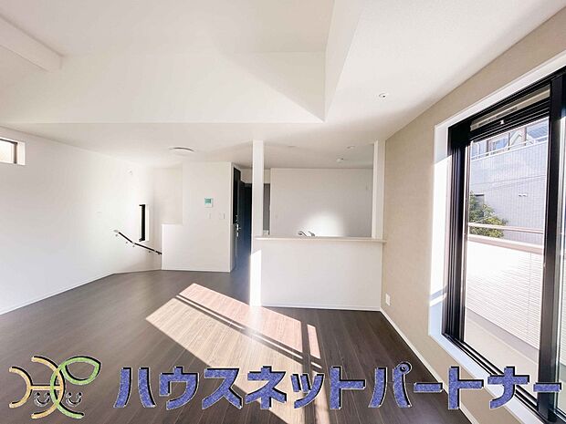 忙しい朝でも家族揃って食事をして頂ける、ゆとりある大きさのダイニングスペース。奥様の手料理をカウンター越しに受けとって頂き、テーブルで囲む素敵な時間を存分にお愉しみ下さい。