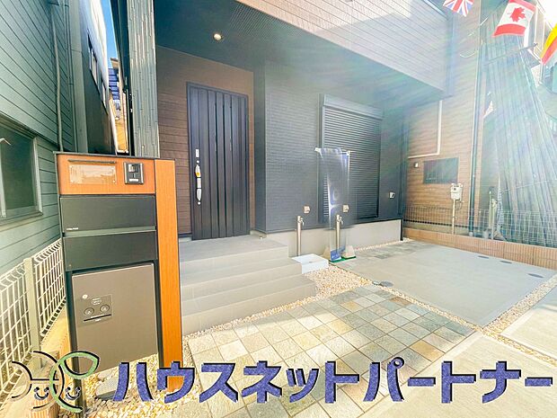 宅配ボックス。好きな時間にいつでも荷物を受取れるため、到着時間を気にして自宅で待機したり、再配達の連絡をする手間がかかりません。共働きなど不在が多い方、ネット通販の利用が多い方に大変便利。