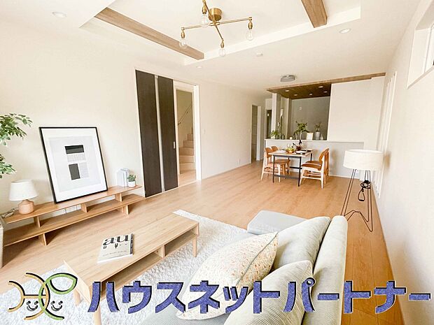 整然とした空間演出、快適な理想の暮らしの実現は家のみの拘りではなく、そこで暮らす方々にとって素敵な環境であることも挙げられると思います。四季折々の変化が奏でる鼓動を楽しんで下さい。