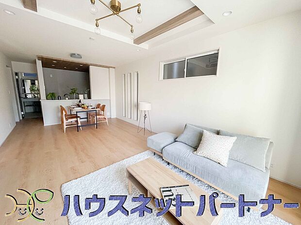 太陽の光が照らす明るいリビングは、開放感があり通風・採光に優れ、心地よい光と風が舞い込んできます。心休まるリビングは何よりも快適な時間を過ごせます。
