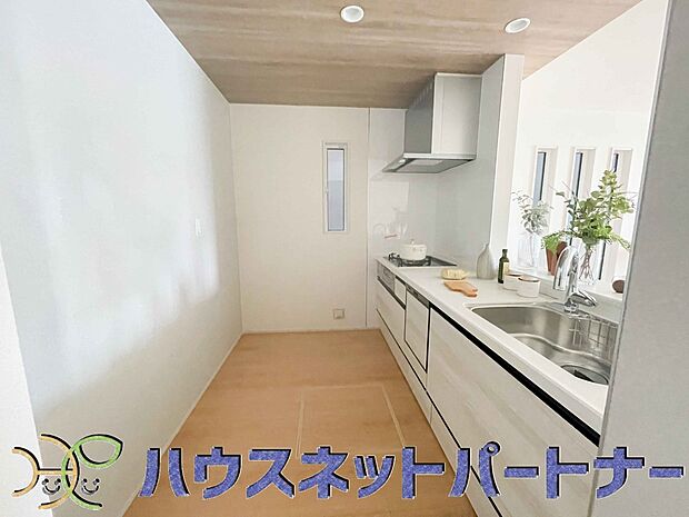 カウンターキッチンは広くて収納力もあるので、快適に料理をすることができます。食器や炊事用具を手の届くところに配置しやすいため調理もスピーディーです。