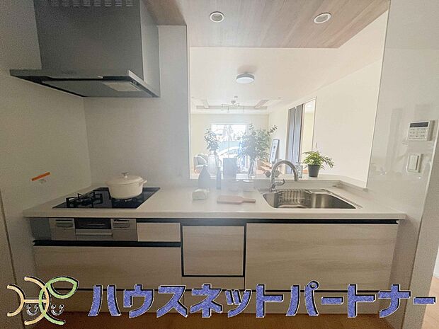 ビルトイン食器洗乾燥機完備。家事のお手伝いをしてくれる奥様の味方です。食器を洗っている間にお掃除など、様々なシーンで家事の時短に役立つ食洗機。省スペースのビルトインタイプを採用致しました。