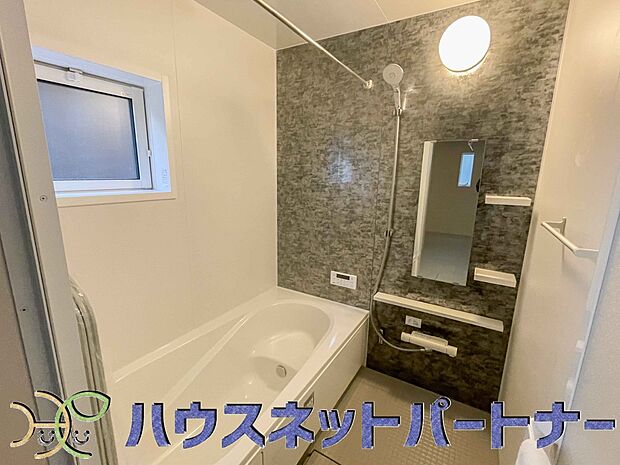 高級感溢れるカラーと大きさ・柔らかな曲線で構成された半身浴も楽しめるバスタブが心地よさをもたらします。窓もあるので換気もしっかりできますね。