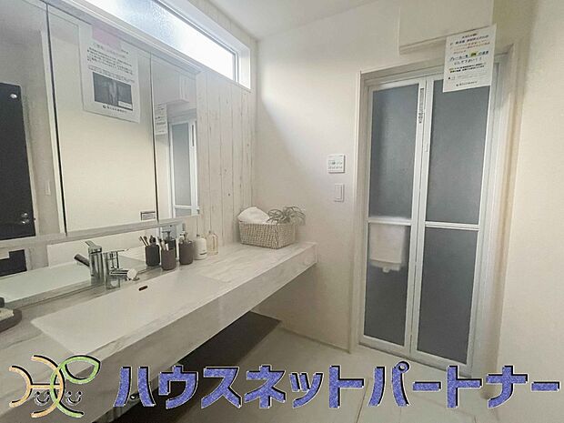 家の中でも特にプライベートスペースとなる洗面所は、洗濯場所と浴室を同じ空間でまとめております。小窓を設置しておりますので、熱気などが籠りやすい空間でちょっとした空気の入れ替えを。