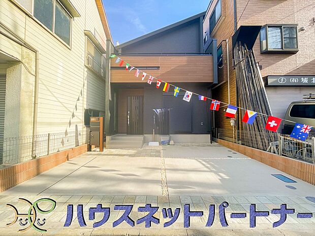 堂々たる趣ながら、主張し過ぎずどこか余裕を感じさせるシャープなフォルムで佇む邸宅は、晴天の空と照らし合わせる事で、本来あるべき完成形の姿を見せてくれます。