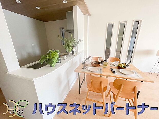 お料理できたらカウンターから手渡しができます。家族で会話をしながらお料理を楽しく。