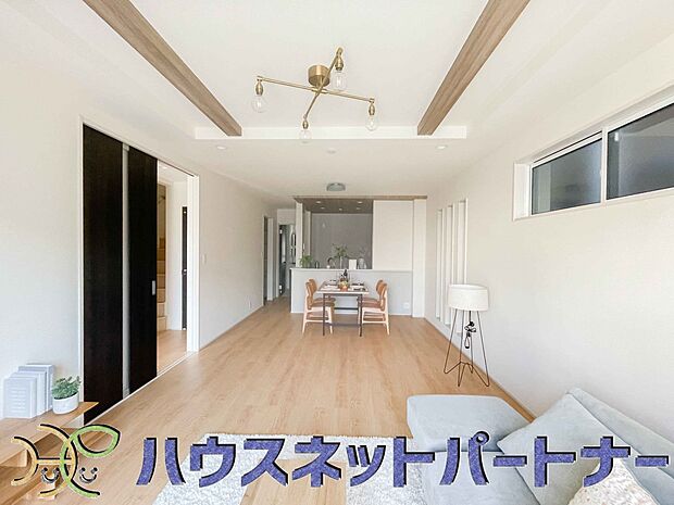 明るく開放的なダイニング。家族とのコミュニケーションが取りやすく、みんなの笑顔が溢れます。
