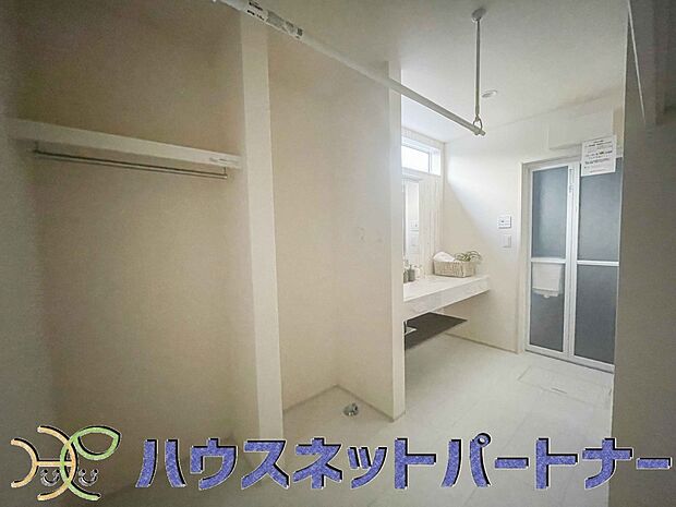 洗面室のある脱衣所は広々。脱いだお洋服をそのままお洗濯。