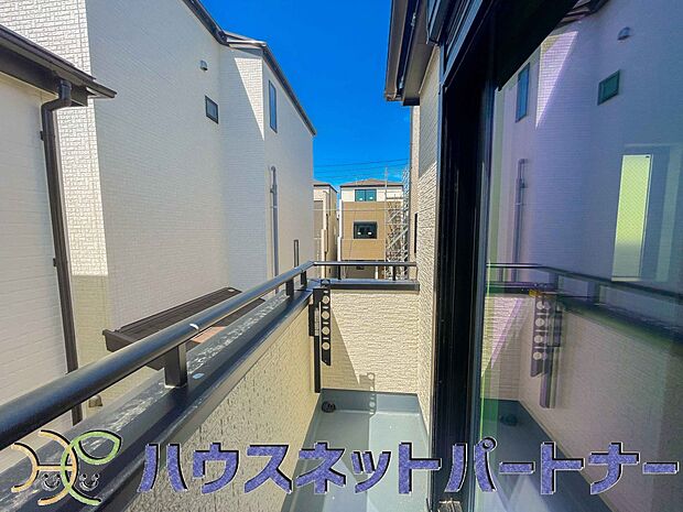 青い空が近くに感じるバルコニーは、爽やかな風をお部屋へ運んでくれます。