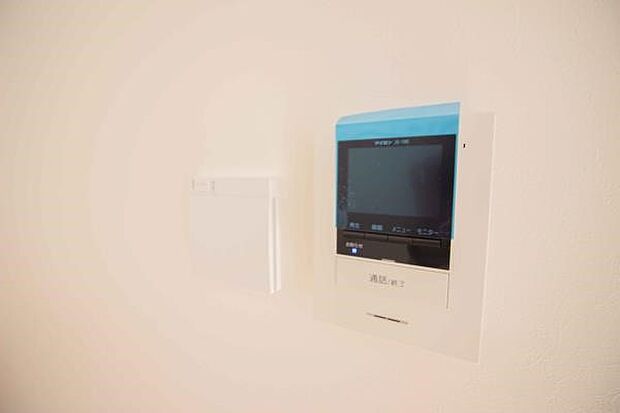 来訪者の様子を室内TVモニターでチェック。対応したくないセールスを断りやすく、子どもに留守番をさせるときも安心。