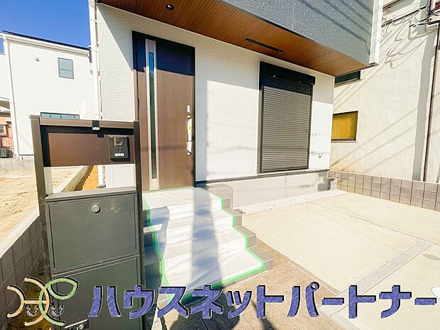 宅配ボックス。好きな時間にいつでも荷物を受取れるため、到着時間を気にして自宅で待機したり、再配達の連絡をする手間がかかりません。共働きなど不在が多い方、ネット通販の利用が多い方に大変便利。