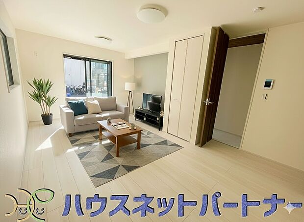 インテリアショップで見掛けた「あの家具」も置ける、ゆったりとした空間。時に広さが上質な寛ぎの時間になる事も。