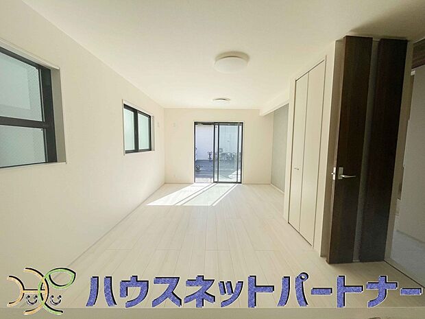 整然とした空間演出、快適な理想の暮らしの実現は家のみの拘りではなく、そこで暮らす方々にとって素敵な環境であることも挙げられると思います。四季折々の変化が奏でる鼓動を楽しんで下さい。