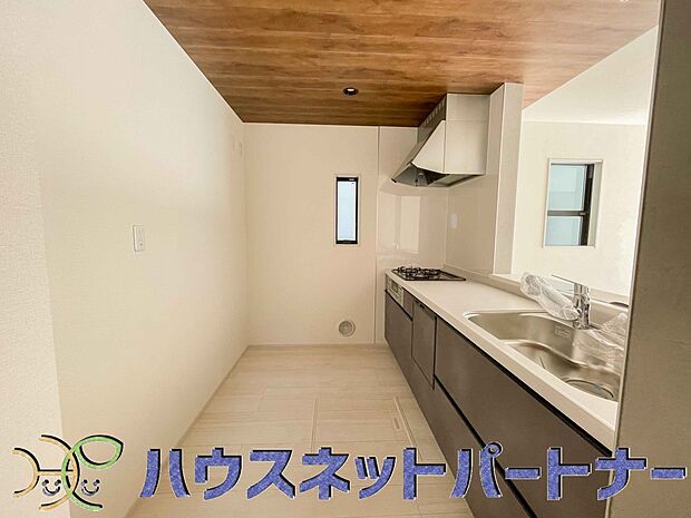 カウンターキッチンは広くて収納力もあるので、快適に料理をすることができます。食器や炊事用具を手の届くところに配置しやすいため調理もスピーディーです。