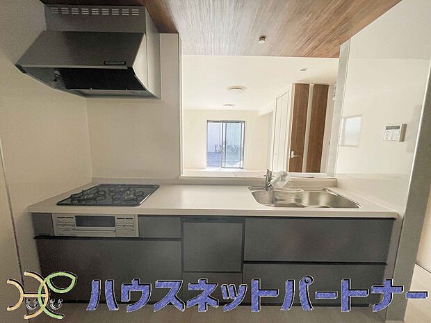 三口コンロで料理の幅を拡げてくれる使いやすいシステムキッチンを採用。洗い場も大きいので野菜や食器を洗ったりする際にも捗り、奥様の強い味方となってくれるはずです。
