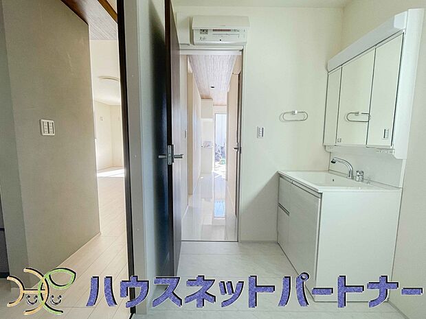 大きく見やすい三面鏡で清潔感ある洗面台は、身だしなみチェックや肌のお手入れに最適です。何かと物が増える場所だからこそ、スッキリと見映えの良い空間に拵えました。