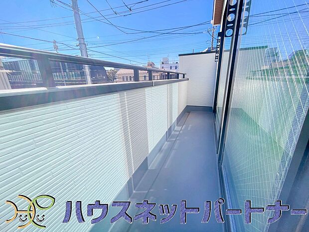 陽当りが良いと、洗濯物が乾きやすいですし、湿気やカビの心配も減るので快適です。寒い冬の日でも、日差しが届くと家の中が暖かくなりますね。