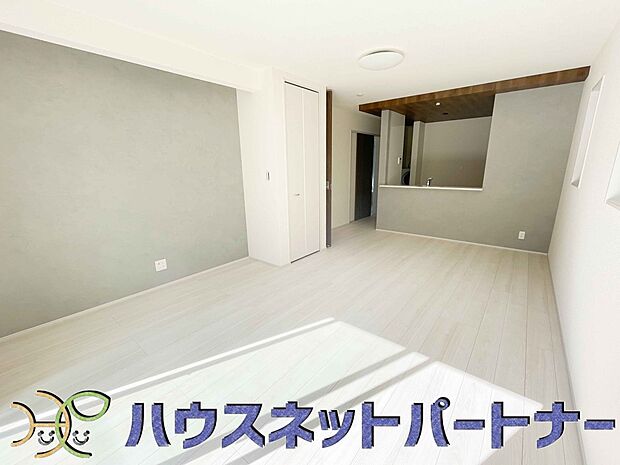 リビングは、食事スペースと寛げる場所設けてもまだ余裕の広さ。明るい光が照らしてくれます。