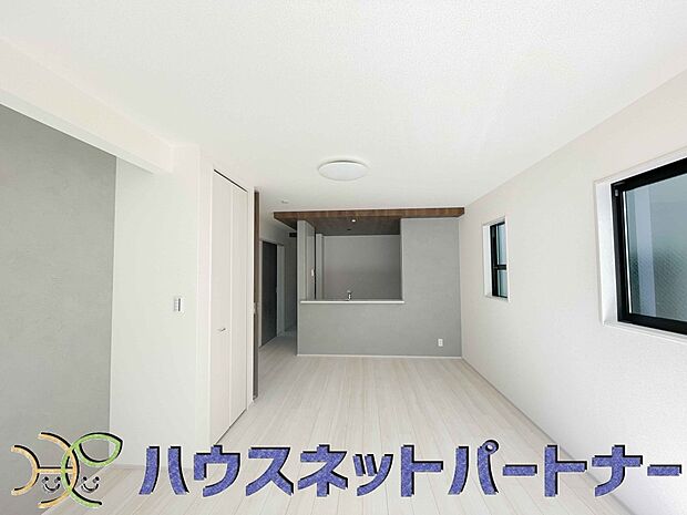 忙しい朝でも家族揃って食事をして頂ける、ゆとりある大きさのダイニングスペース。奥様の手料理をカウンター越しに受けとって頂き、テーブルで囲む素敵な時間を存分にお愉しみ下さい。