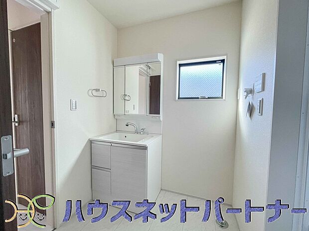 広い脱衣所、洗面台も大きなサイズを設置。建売では見ない広さと解放感。