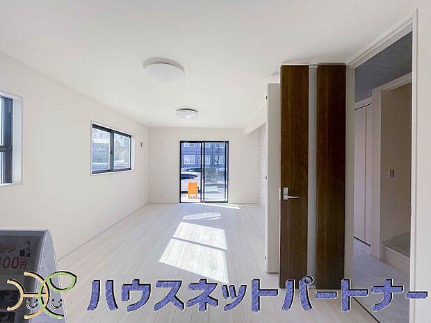 太陽の光が照らす明るいリビングは、開放感があり通風・採光に優れ、心地よい光と風が舞い込んできます。心休まるリビングは何よりも快適な時間を過ごせます。