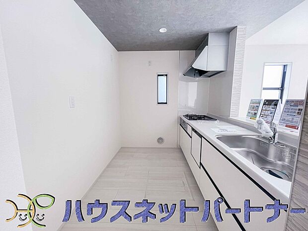 ビルトイン食器洗乾燥機完備。家事のお手伝いをしてくれる奥様の味方です。食器を洗っている間にお掃除など、様々なシーンで家事の時短に役立つ食洗機。省スペースのビルトインタイプを採用致しました。