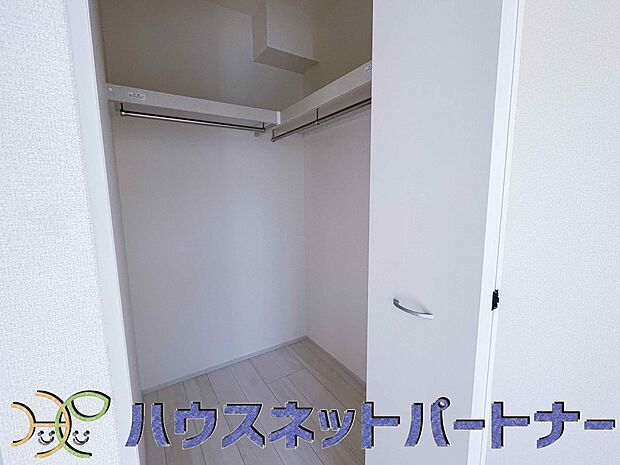 WICのメリットの1つ目は、1箇所にまとめて収納が出来ること。2つ目は、衣替えが必要ないこと。3つ目は、扉が少なくなり室内がスッキリ見えること。