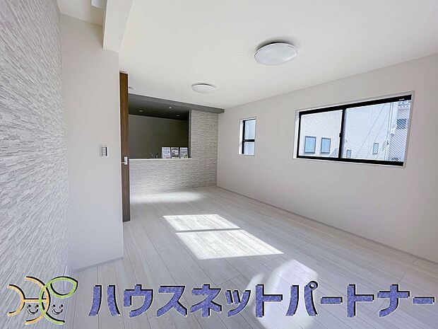 リビングは、食事スペースと寛げる場所設けてもまだ余裕の広さ。明るい光が照らしてくれます。