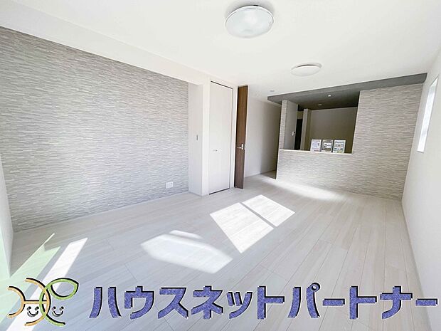 キッチンカウンターがあると配膳が楽なことがメリットの一つ。後片付けをするときも、ダイニングテーブルからあまり動かずに流し台へ運ぶことができるので便利です♪