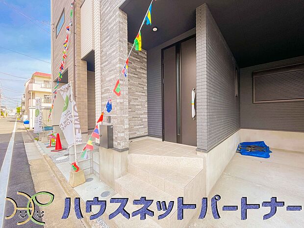 玄関の扉を開けるとそこは家族の待つお家。笑い声が聞こえてきそう。