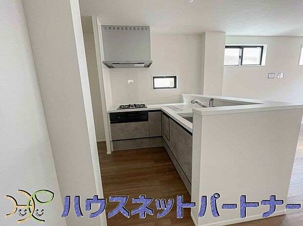 三口コンロで料理の幅を拡げてくれる使いやすいシステムキッチンを採用。洗い場も大きいので野菜や食器を洗ったりする際にも捗り、奥様の強い味方となってくれるはずです。