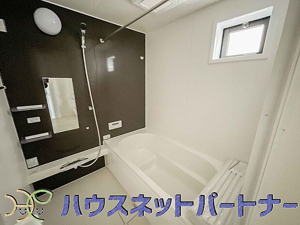 高級感溢れるカラーと大きさ・柔らかな曲線で構成された半身浴も楽しめるバスタブが心地よさをもたらします。窓もあるので換気もしっかりできますね。