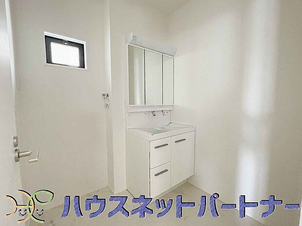 洗面室のある脱衣所は広々。脱いだお洋服をそのままお洗濯。