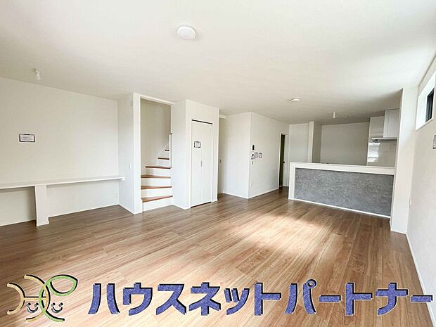 リビングは、食事スペースと寛げる場所設けてもまだ余裕の広さ。明るい光が照らしてくれます。