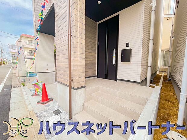 玄関前に季節のお花を置いて可愛く演出してみてはいかがですか。楽しいお家造りが待っています。
