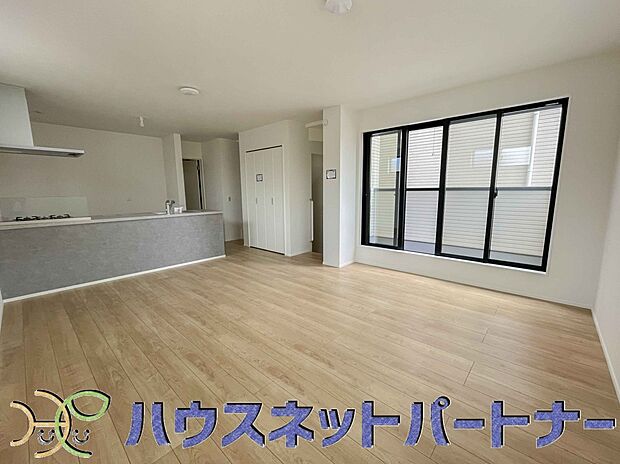 リビングは、食事スペースと寛げる場所設けてもまだ余裕の広さ。明るい光が照らしてくれます。