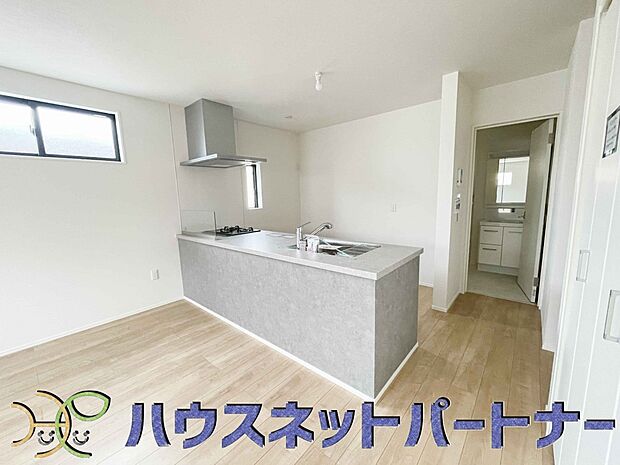 明るく開放的なダイニング。家族とのコミュニケーションが取りやすく、みんなの笑顔が溢れます