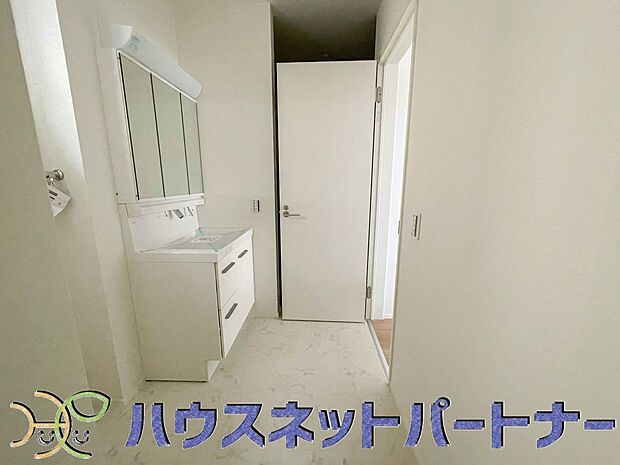広い脱衣所、洗面台も大きなサイズを設置。戸建では見ない広さと解放感。