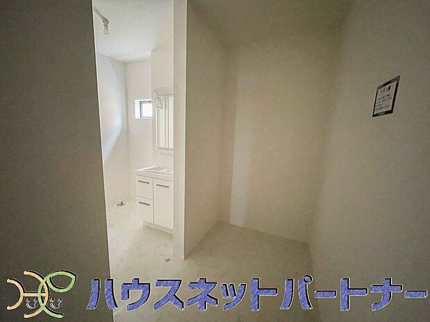 毎日使う洗濯機。しっかりと奥行きのある置き場が確保されています。