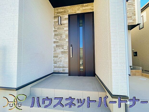 玄関の扉を開けると家族の待つお家。幸せを感じる瞬間です。