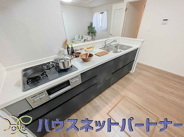 三口コンロで料理の幅を拡げてくれる使いやすいシステムキッチンを採用。洗い場も大きいので野菜や食器を洗ったりする際にも捗り、奥様の強い味方となってくれるはずです。