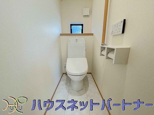 小窓を設置する事により明るく、通気性の良いトイレとなっております。中はゆとりのある大きさを確保しておりますので、ゆったりとお使い頂けます。 