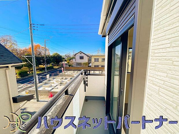 空の間になる広々バルコニーがお部屋へと息吹を運んでくれます。