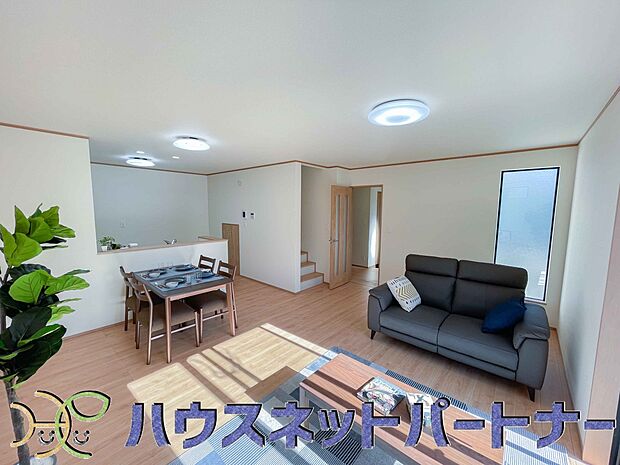 太陽の光が照らす明るいリビングは、開放感があり通風・採光に優れ、心地よい光と風が舞い込んできます。心休まるリビングは何よりも快適な時間を過ごせます。