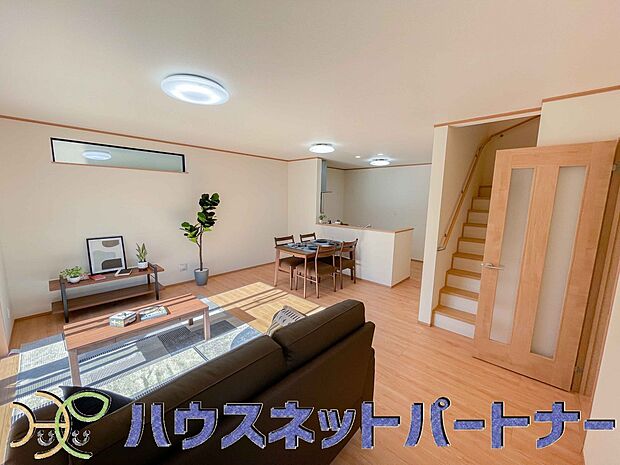 階を移動する際にリビングを通る、リビングイン階段。自然なかたちで家族が集まるため、お子様の個室が1階や3階にある場合でも、毎日の挨拶や会話が増えやすくなります。